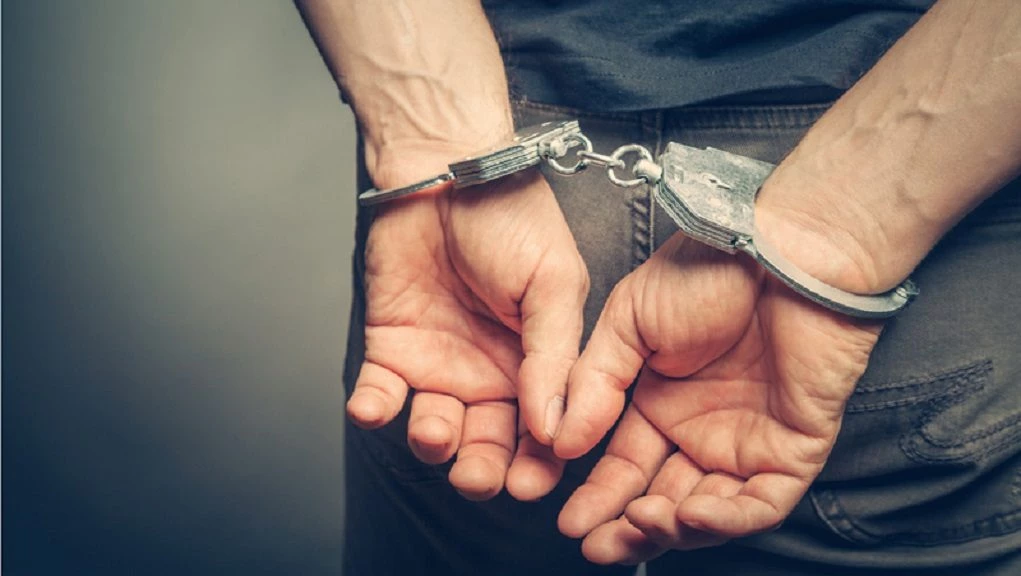 Χειροπέδες σε τραβεστί που «έριχνε» κάνναβη σε στέκια της Γλυφάδας